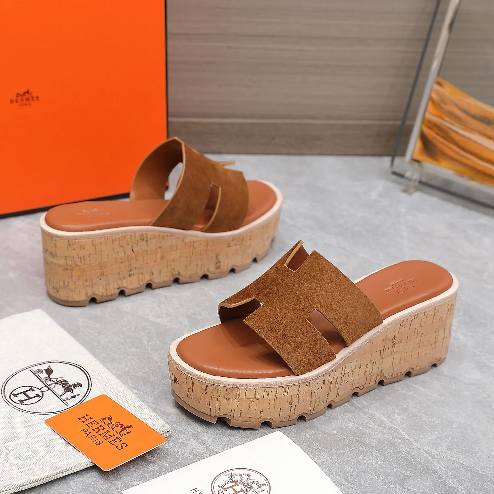 👟👟Ex-factory price 560👟👟 💥2024💥Hermès will continue the classic in 2022 Hermès Wood Grain Wedge H Slippers Hermès’ wedge sandals are the simplest, most durable and elegant I have ever seen! ! ! You can hold any style, the height of the 6cm wedge heel is easy to control, and the colors are all matching. The upper and the feet have her unique style, be sure to buy this one, it is truly classic, easy to wear and look good! Fabric: Imported cowhide, sheepskin lining, sheepskin feet, Italian original leather outsole welt, log water pine wrapped water table, rubber non-slip original outsole Color: 11 colors Code number: 35-40 Full set of original packaging